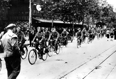 Soldato tedesco in bicicletta per le strade di Parigi, giugno 1940 da Unbekannt