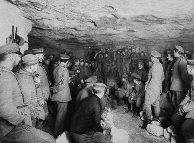 Soldati tedeschi a un concerto in una grotta, Francia, Prima Guerra Mondiale, 1915 da Unbekannt