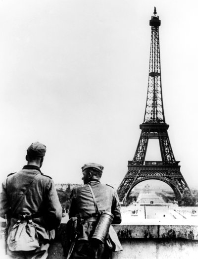 Soldati tedeschi alla Torre Eiffel, Parigi, giugno 1940 da Unbekannt