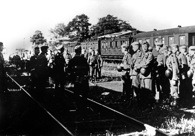 Soldati tedeschi in attesa di trasporto in una stazione ferroviaria nei sobborghi di Parigi, agosto 1940 da Unbekannt