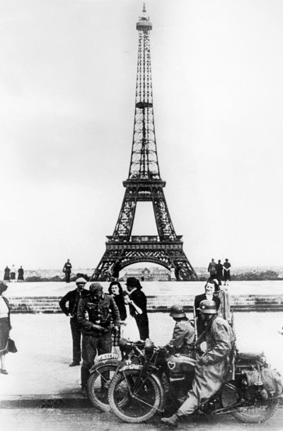 Soldati tedeschi davanti alla Torre Eiffel, Parigi da Unbekannt