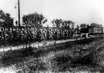 Soldati tedeschi su una piattaforma ferroviaria in attesa di trasporto, Francia, agosto 1940 da Unbekannt