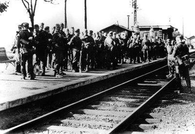 Soldati tedeschi su una piattaforma ferroviaria in attesa di trasporto, Parigi, agosto 1940 da Unbekannt