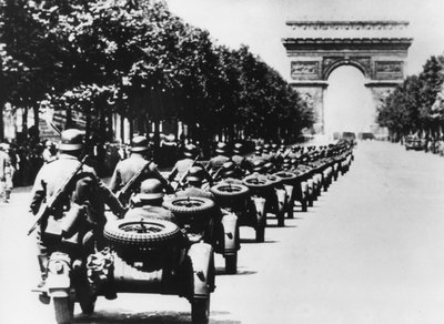 Soldati tedeschi sugli Champs Elysees, Parigi, 14 giugno 1940 da Unbekannt