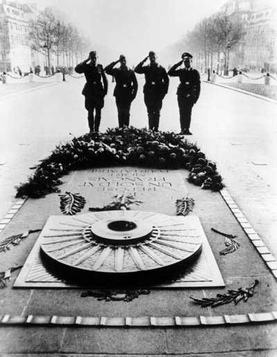 Soldati tedeschi che salutano la Tomba del Milite Ignoto, Parigi, dicembre 1940 da Unbekannt