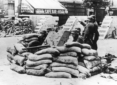 Soldati tedeschi con barricata francese catturata, vicino a Parigi, giugno 1940 da Unbekannt