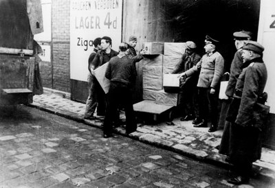 Deposito di rifornimenti tedesco, Parigi occupata, febbraio 1941 da Unbekannt