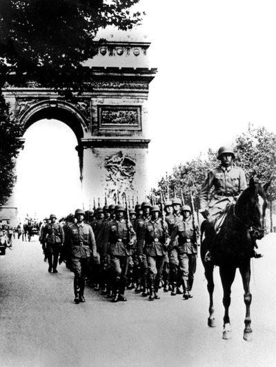 Truppe tedesche che marciano sugli Champs Elysees, Parigi, 14 giugno 1940 da Unbekannt