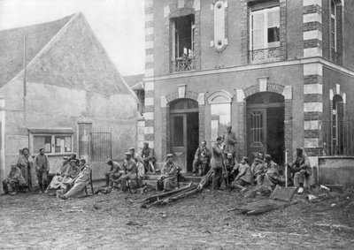 Truppe tedesche sedute sui gradini del Municipio di Vareddes, Francia, 1914 da Unbekannt