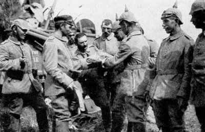 Truppe tedesche che si fermano per il rancio di mezzogiorno sulla strada per Bruxelles, Prima Guerra Mondiale, 1914 da Unbekannt