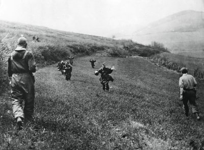 Truppe tedesche che si arrendono ai soldati della 1ª Armata americana, vicino a Elsborn, Germania, aprile 1945 da Unbekannt