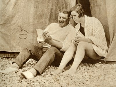 Gertrude Ederle riceve consigli dal suo allenatore Jabez Wolff, 1926, 1935 da Unbekannt