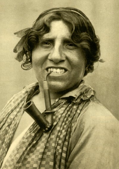 Donna zingara che fuma una pipa, Burgenland, Austria, c1935 da Unbekannt
