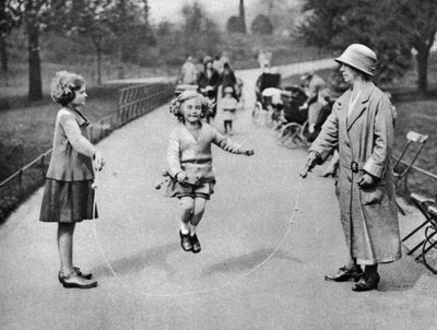 Ragazza che salta la corda, Hyde Park, Londra, 1926-1927 da Unbekannt