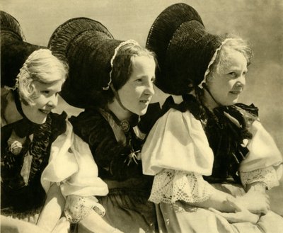 Ragazze in costume tradizionale, Vorarlberg, Austria, c1935 da Unbekannt