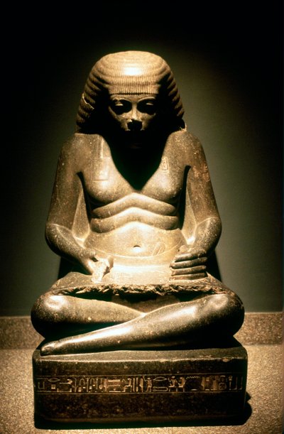 Statua di granito di uno scriba egizio antico seduto, da Karnak, 17ª-18ª dinastia, c1500 a.C. da Unbekannt