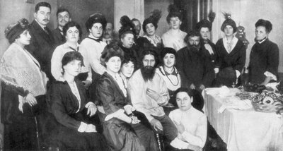 Grigori Rasputin e un gruppo di donne, 1917 da Unbekannt