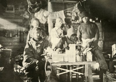 Gruppo nella capanna in estate: Joyce alla macchina da cucire, 1908, 1909 da Unbekannt