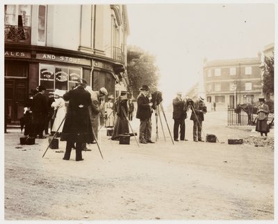 Gruppo di fotografi che scattano fotografie in strada da Unbekannt
