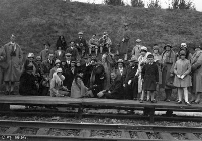 Gruppo di turisti su una piattaforma ferroviaria, Abisko, Svezia settentrionale, 1929 da Unbekannt