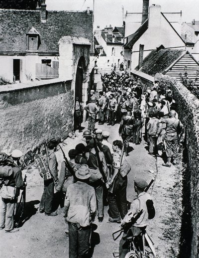 Gruppi di combattenti della Resistenza francese aspettano la distribuzione delle armi in una casa, luglio 1944 da Unbekannt