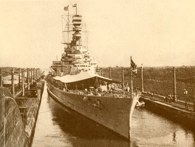 H.M.S. Renown che attraversa il Canale di Panama con a bordo il Duca e la Duchessa di York, c1930 da Unbekannt