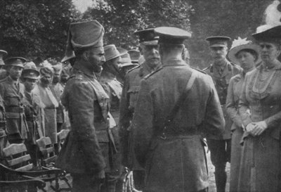 Re Giorgio V che parla con Sir Walter Lawrence e Mir Dast, V.C., 25 agosto 1915 da Unbekannt