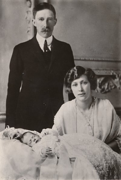 S.A.R. Principessa Mary e Visconte Lascelles con il loro figlio, George Henry Hubert Lascelles, 1923 da Unbekannt