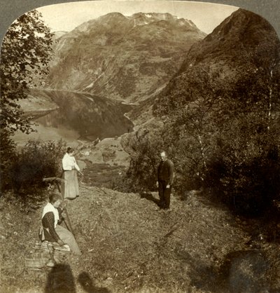Fienagione su una mensola di montagna sopra il villaggio di Marok e il fiordo Geirangerfjord, Norvegia da Unbekannt
