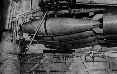 Bombe pesanti nei rack di un idrovolante RAF Short Sunderland, c1940 1943 da Unbekannt