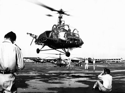 Atterraggio di un elicottero alla base aerea di Tan Son Nhut, Saigon, Vietnam, 1953 da Unbekannt