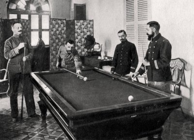 Henri Gouraud, soldato francese, che gioca a biliardo, 1895 da Unbekannt