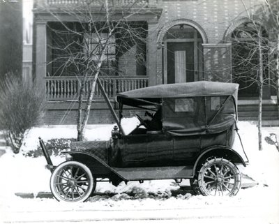 Hermann von Schrenk in una Ford del 1916 davanti alla sua casa al 4139 McPherson, St. Louis, Mo da Unbekannt
