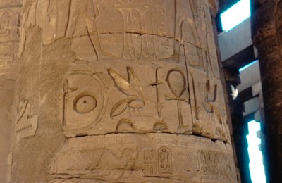 Geroglifici scolpiti su una colonna del Tempio di Karnak, Egitto, XIV-XIII secolo a.C. da Unbekannt