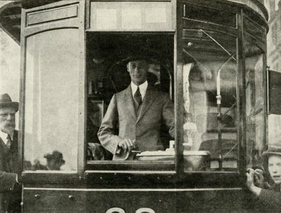 Sua Maestà guida un tram per le strade di Glasgow da Unbekannt