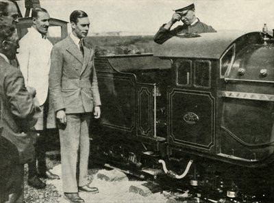 Sua Maestà ispeziona la ferrovia in miniatura a New Romney, Kent, 1926, 1937 da Unbekannt