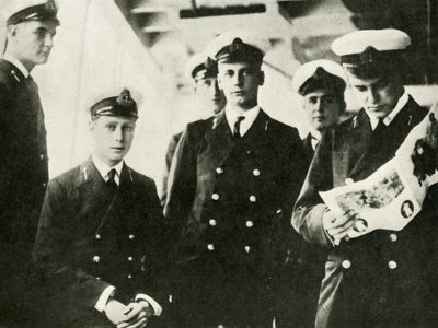Sua Maestà seduta tra i suoi compagni cadetti da Unbekannt