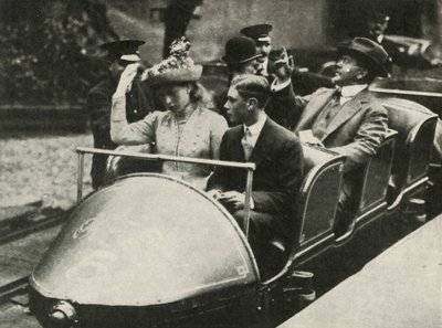 Sua Maestà e la Principessa Mary sulla Ferrovia Alpina, Esposizione di Earls Court, 1913, 1937 da Unbekannt