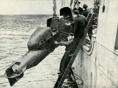 Sollevamento di un siluro umano a bordo di una nave, Seconda Guerra Mondiale da Unbekannt