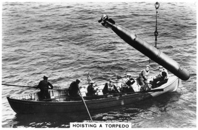 Sollevamento di un siluro, HMS Courageous, 1937 da Unbekannt