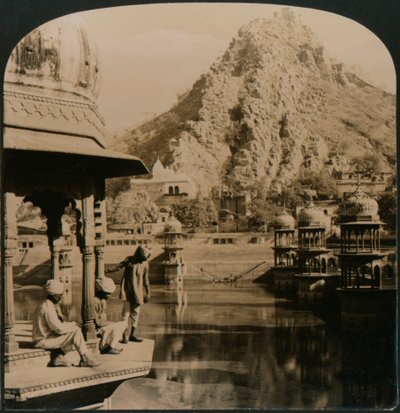 Serbatoio Sacro di Alwar, circondato da palazzi e santuari, una scena di bellezza straordinaria, India, 1907 da Unbekannt