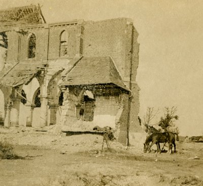 Cavalli che pascolano vicino a una chiesa in rovina, Frise, Francia settentrionale da Unbekannt