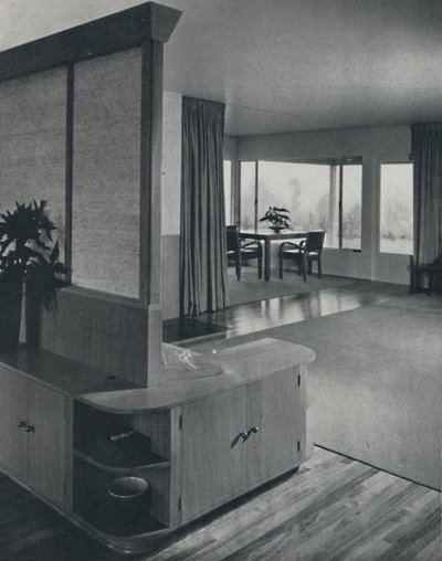 Casa a Pomona, California...guardando attraverso il soggiorno, 1942 da Unbekannt