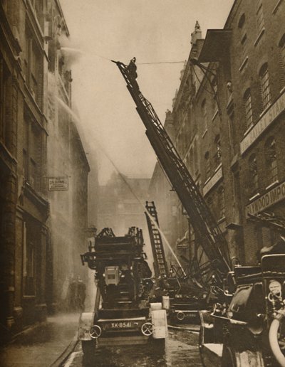 Come i vigili del fuoco di Londra affrontano il loro nemico, c1935 da Unbekannt