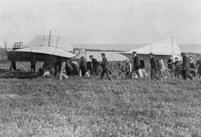 Hubert Latham si prepara a decollare dopo Louis Bleriot, vicino a Calais, Francia, 25 luglio 1909 da Unbekannt