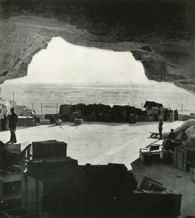 Enormi magazzini e officine a prova di bomba ricavati dalle grotte, c1942-1943, 1945 da Unbekannt