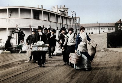 Immigrati negli USA sbarcano a Ellis Island, New York, c1900 da Unbekannt