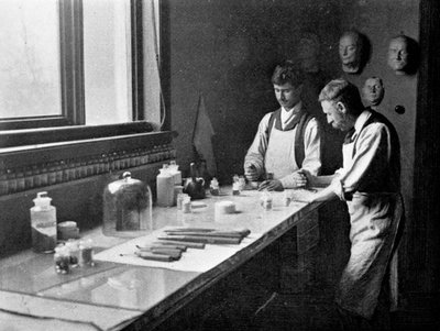 Nello studio di smaltatura del Professor Herkomer, macinando colori, 1899 da Unbekannt
