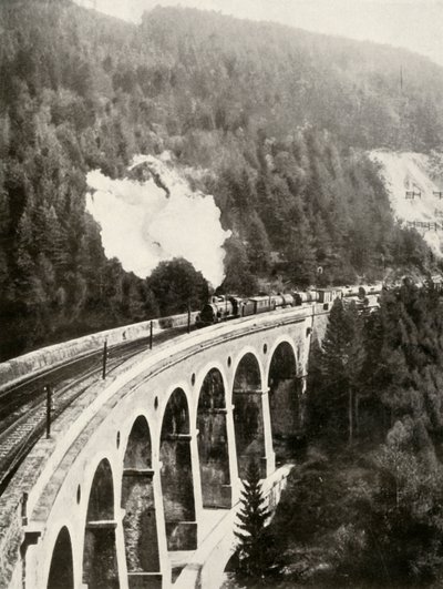 Nella valle di Semmering, Austria. Un treno merci che attraversa il viadotto curvo Gamperl, 1935-36 da Unbekannt