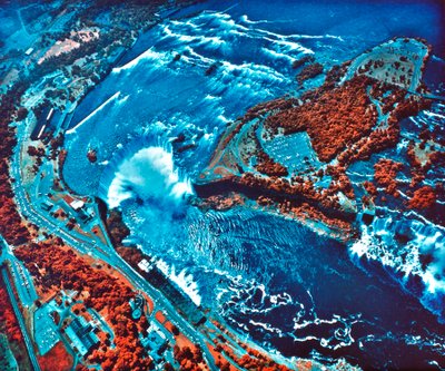 Fotografia a infrarossi delle cascate del Niagara scattata dall